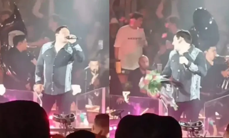 VIDEO. Julión Álvarez es golpeado por un "ramo buchón" lanzado por fan