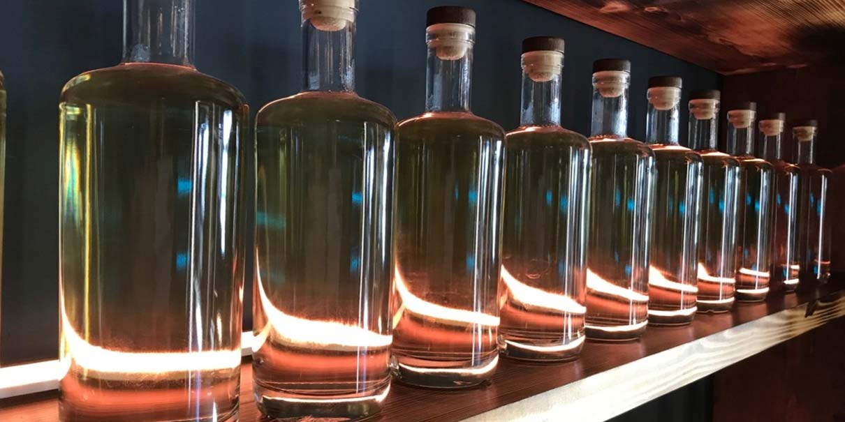 Botellas falsas, QR que no sirven y olor extraño: así era el tequila que dejó 5 muertos en Guanajuato