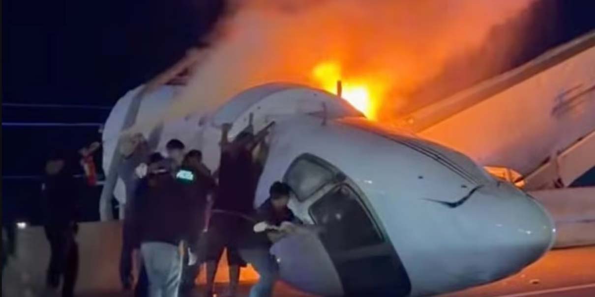 Entre llamas: dramático rescate a martillazos tras caída de avioneta en autopista de Texas
