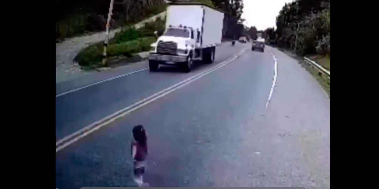 IMÁGENES SENSIBLES. Niña es atropellada dos veces y sobrevive