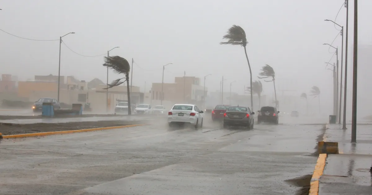 Lluvias torrenciales amenazan al sur mientras el norte soporta más de 40 grados
