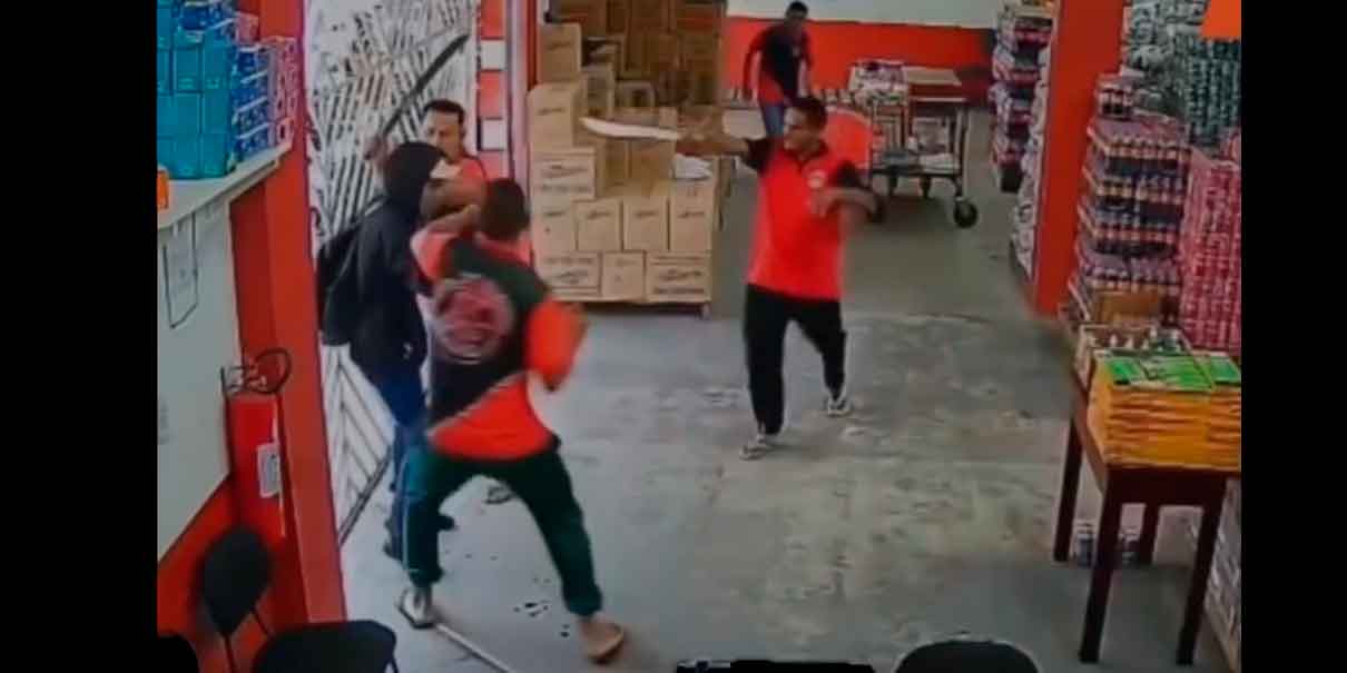 VIDEO. A machetazos empleados evitan robo; ladrón casi pierde un brazo