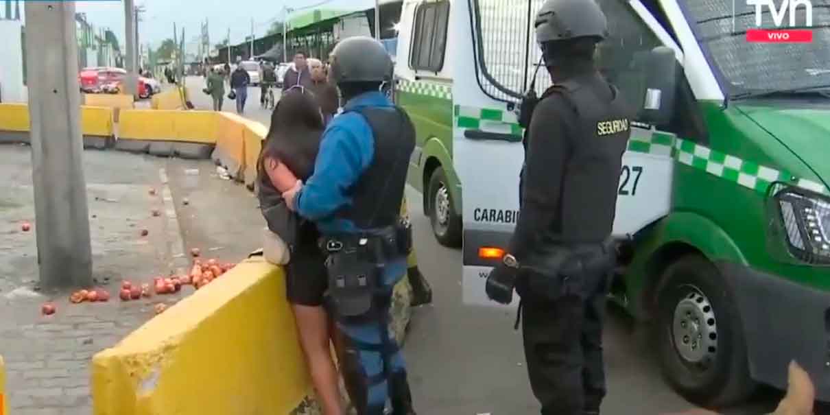 VIDEO. Mujer detenida arrebata arma a guardia y deja varios heridos durante transmisión en vivo