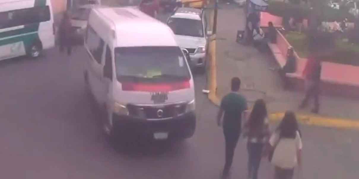 Chófer de transporte público atropella a tres personas frente a la Iglesia de La Asunción en Pachuca