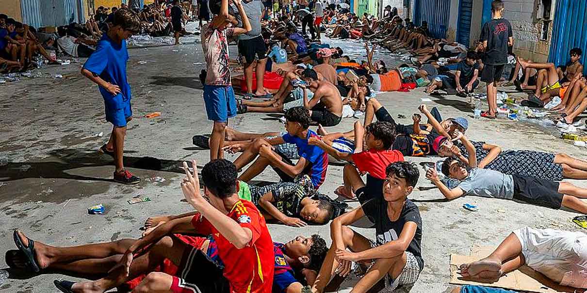 Crisis migratoria en Ceuta: más de 40 mil personas cruzan desde Marruecos y España despliega al Ejército