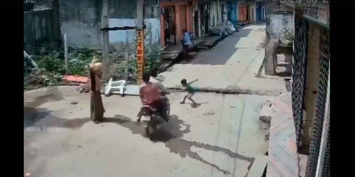 Motociclista iba como 'rayo' y  atropella a un niño con impacto brutal
