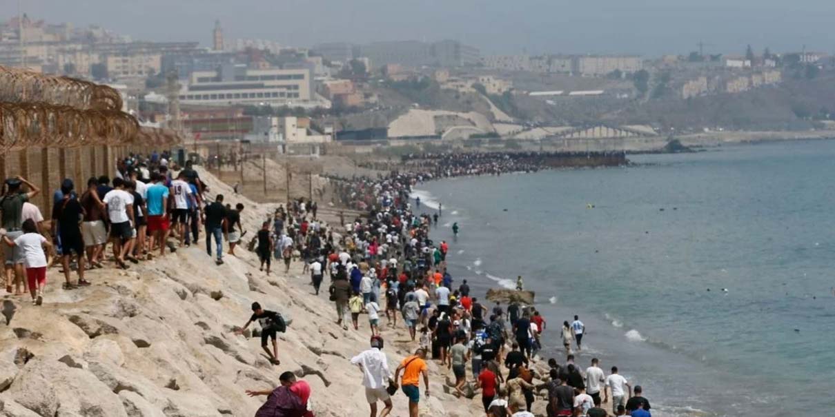 Oleada de migrantes marroquíes desborda la frontera de Ceuta
