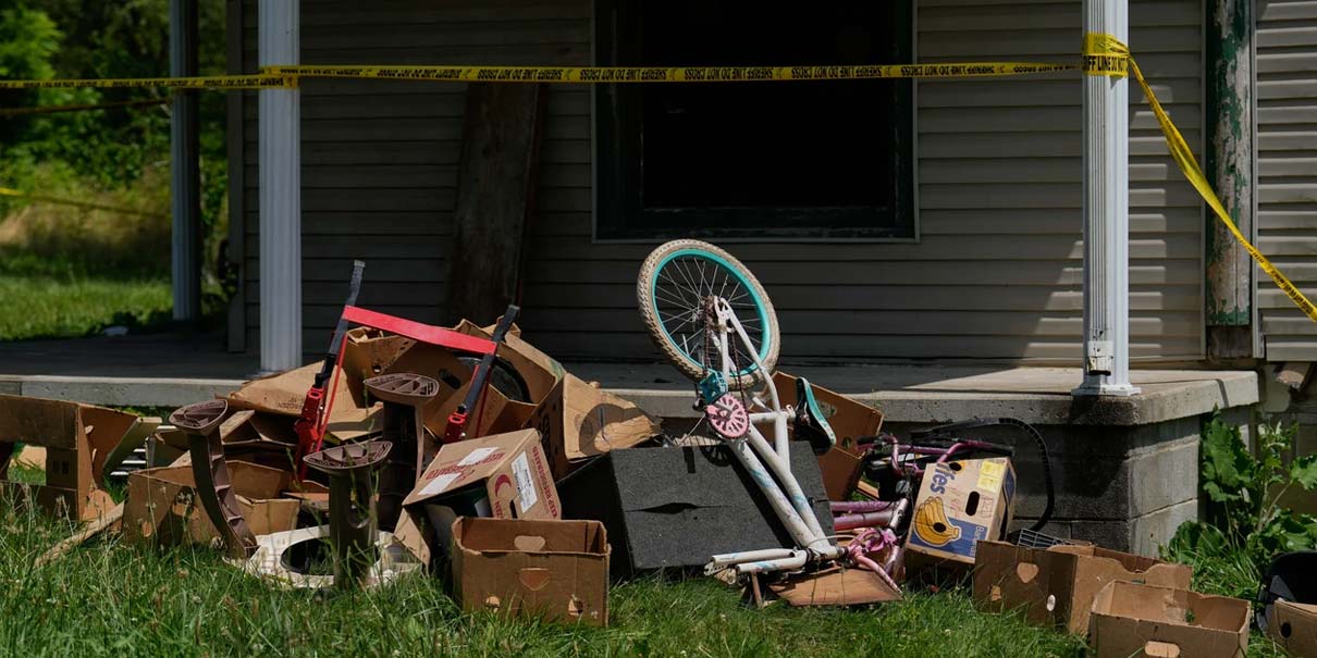 Rescatan a 16 niños en Ohio que vivían entre excrementos; detienen a padres y abuelos