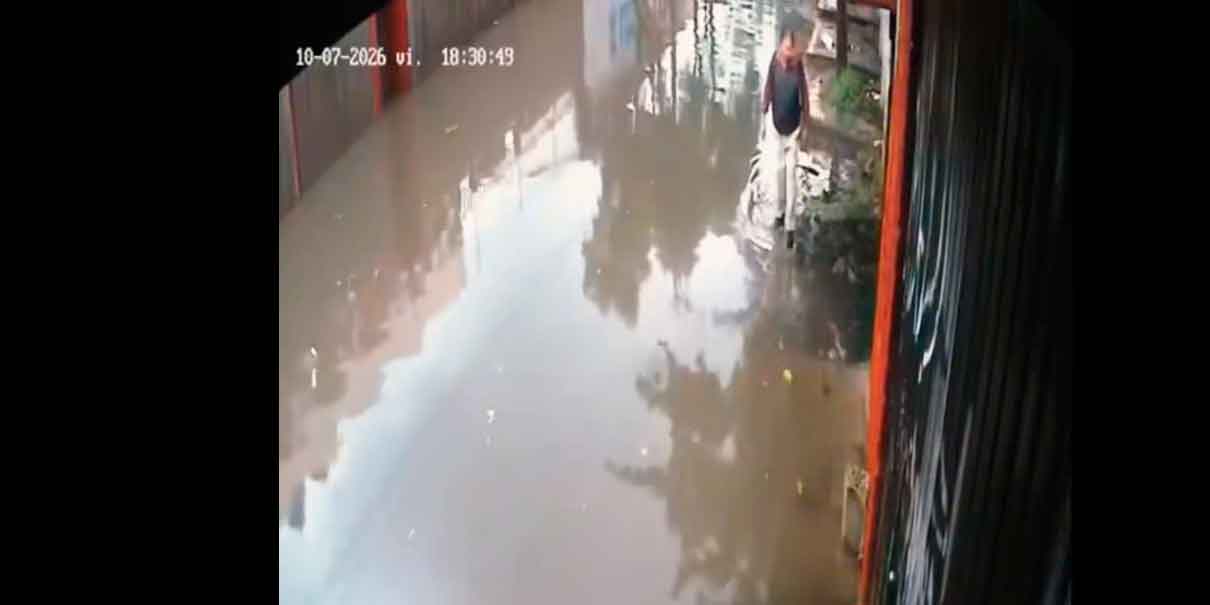 Un simple tropiezo casi le cuesta la vida a un hombre en una calle inundada 