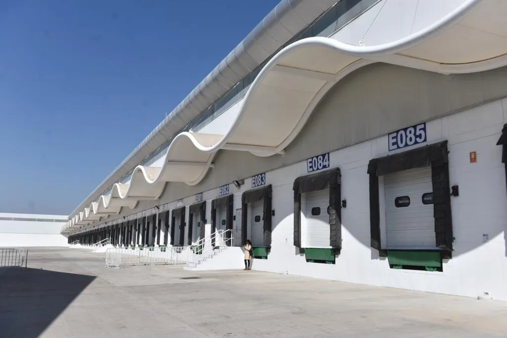 La Megafarmacia de Birmex luce vacía y con accesos colapsados a tres años de su inauguración