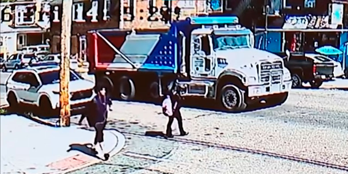 NO LE TOCABA. Una joven distraída es atropellada y queda bajo el camión de carga. VIDEO