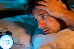 ¿Por qué te despiertas a las 3 de la mañana? Estas son las causas
