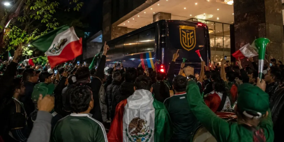 Afición mexicana interrumpe concentración de Ecuador con ‘serenata’ en Santa Fe