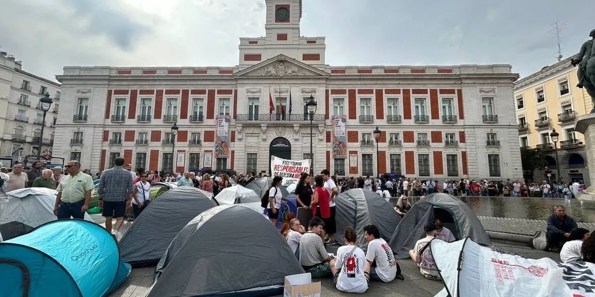 El "nuevo 15-M" acampa en la Puerta del Sol: Jóvenes exigen a Pedro Sánchez frenar la crisis de la vivienda