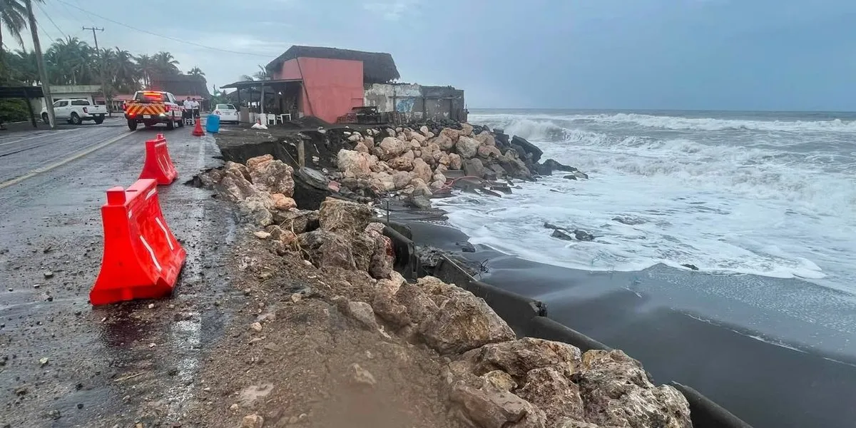 El huracán "Rachel" vuelve a categoría 2 mientras se aleja de las costas mexicanas