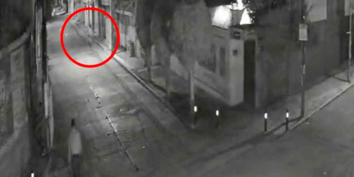 VIDEO. Mujer huye de levantón entre las calles de Hueyotlipan