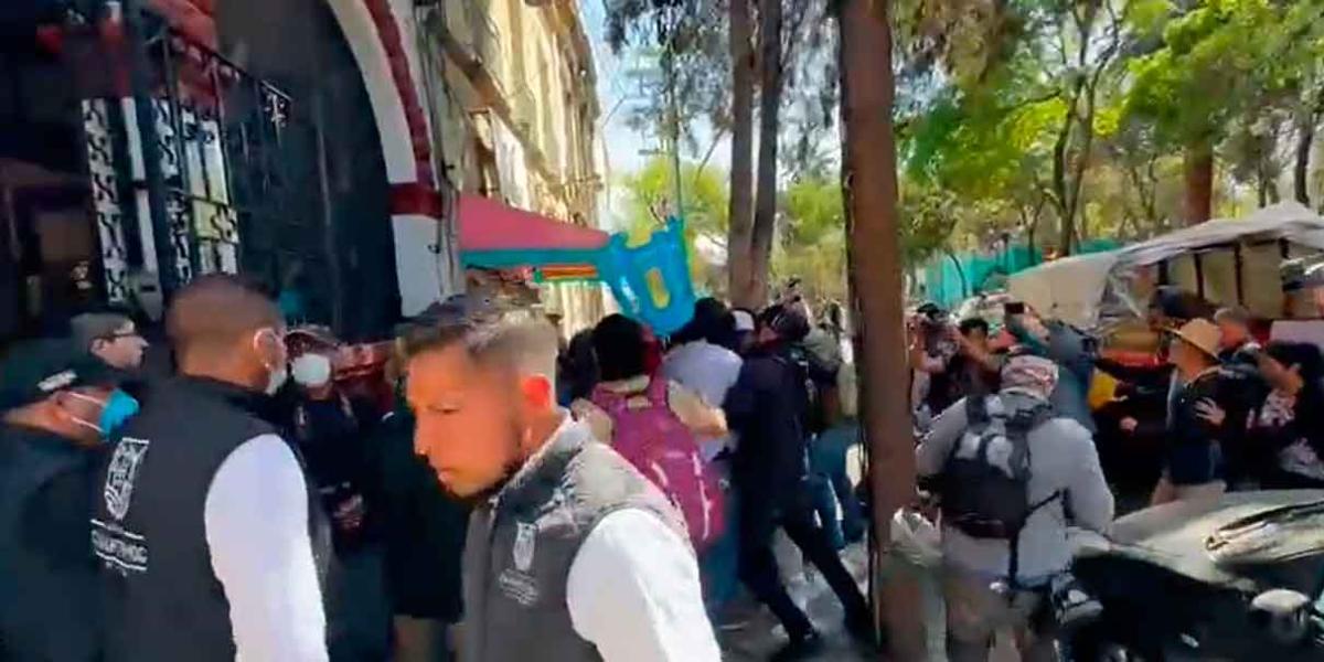 Entre empujones personal de la Cuauhtémoc rompe protesta frente a casa de Sandra Cuevas "Se acabó el ruido"