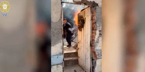 Policías arriesgan su vida para salvar a niños en medio de un incendio 