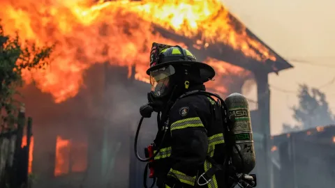 18 fallecidos y miles de evacuados por incendios fuera de control en Chile