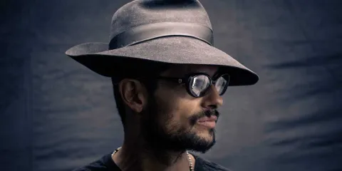 Draco Rosa estrenó “Olas de Luz”, el amor desafía el tiempo y el espacio