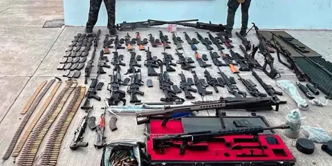 Aseguran arsenal con 50 armas de fuego en Badiraguato; hallan rifle Barret, ametralladoras y lanzagranadas