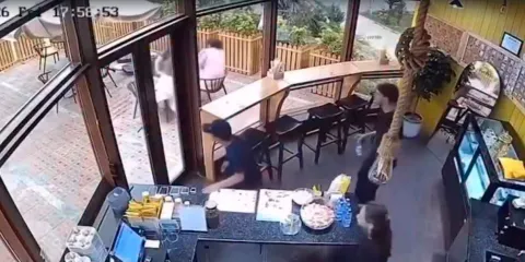 Automóvil se estrella contra cafetería en Uzbekistán y deja dos heridos graves; el local quedó destruido