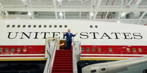 Trump presenta un nuevo Air Force One de lujo donado por Qatar en medio de polémica política