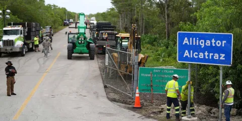 Cierra el polémico centro migrante “Alligator Alcatraz” tras críticas por derechos humanos