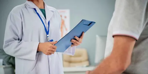 Cumpliste 50 años: estos son los chequeos médicos que no debes ignorar