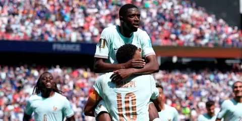 Francia aplasta a Noruega con hat-trick de Dembélé y avanza con paso perfecto