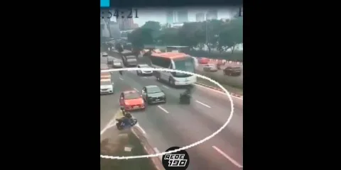  IMÁGENES SENSIBLES. Imprudencia y pericia. Autobús casi pasa por encima de motociclista 