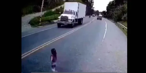 IMÁGENES SENSIBLES. Niña es atropellada dos veces y sobrevive 