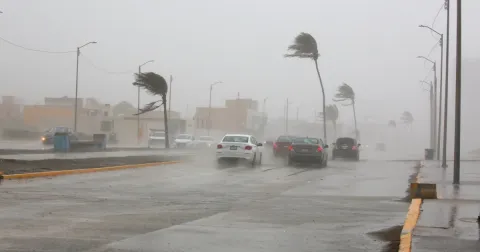 Lluvias torrenciales amenazan al sur mientras el norte soporta más de 40 grados