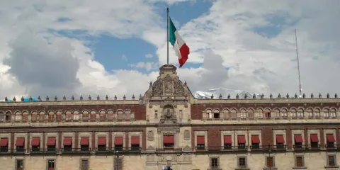 México supera el promedio de confianza en gobiernos de la OCDE