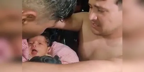Milagro en Venezuela: el emotivo rescate con vida de un recién nacido entre los escombros tras los terremotos