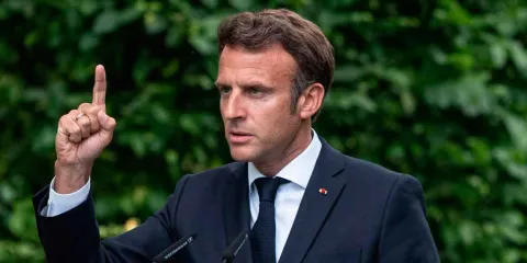 Reabrir el estrecho de Ormuz con peaje constituiría “un paso atrás”: Macron