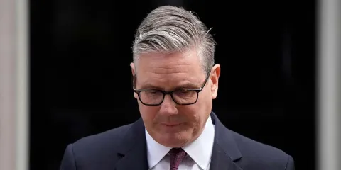 Renuncia Keir Starmer, primer ministro del Reino Unido, en medio de escándalos y baja aprobación