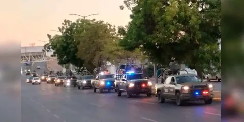 Convoy de 80 vehículos del Ejército recorre Culiacán y genera expectativa entre la población