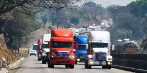 Transportistas realizarán megamarcha en México: cuándo es, qué exigen y carreteras afectadas