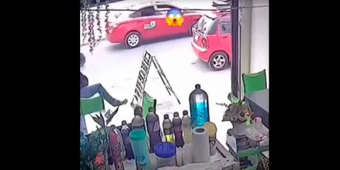 VIDEO. En Perú sujeto patea a una perrita; dueña le propina "cubetazo" para educarlo