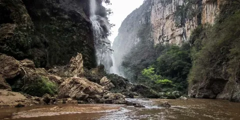 Cascada El Aguacero Chiapas: el lugar secreto donde la naturaleza creó una lluvia eterna entre selva y cañones