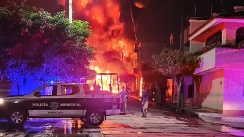 Estallido de presunto camión 'huachicolero' causa terror y daños materiales en Degollado, Jalisco