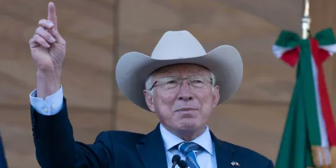 FGR acusa a Ken Salazar de mentir sobre "El Mayo" Zambada; él responde con un contundente "No fue nuestro avión"