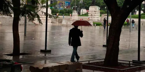 Frente frío fuera de temporada y Tormenta Negra impactarán México con lluvias intensas