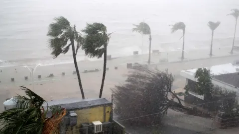 Huracán Genevieve alcanza categoría 4, traerá lluvias intensas y oleaje elevado a México