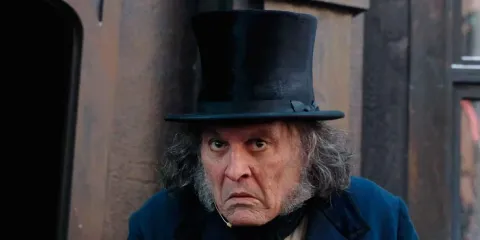TRÁILER. Johnny Depp sorprende con su transformación en Ebenezer: una versión oscura de Cuento de Navidad