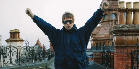 Liam Gallagher calienta el México vs Inglaterra con un polémico 5-0