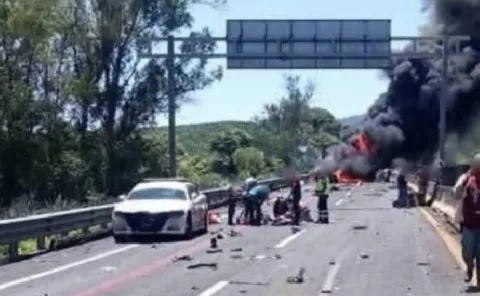 Choque múltiple e incendio en la Guadalajara-Tepic deja 10 muertos