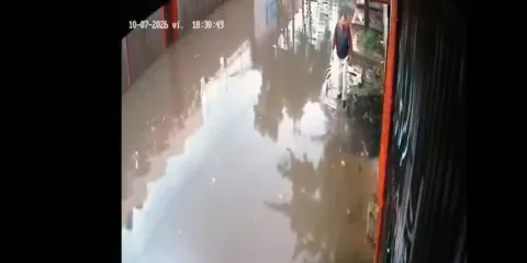 Un simple tropiezo casi le cuesta la vida a un hombre en una calle inundada 