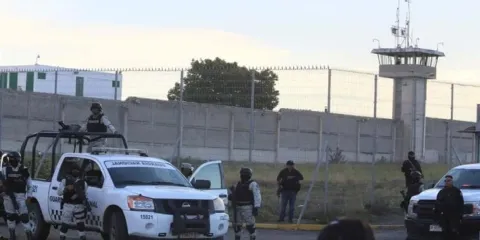 ¿Autogobierno en el penal de Puente Grande, Jalisco? Acusan venta de cerveza, celulares y cobros por visitas conyugales